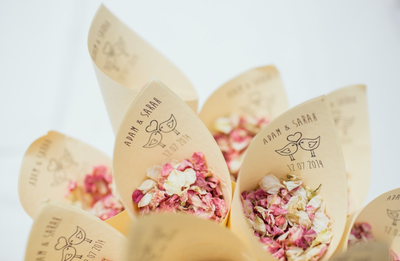 7 sustainable alternatives to confetti at your wedding: Image 1