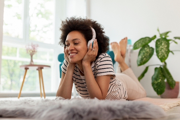 Girl listening to the Events That Made Me wedding podcast