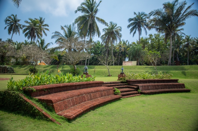 King’s Mansion, Goa, wooden steps down to beach