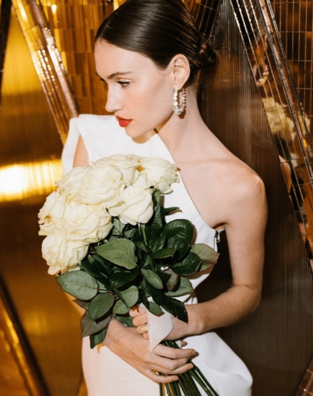 bride in a tight wedding dress with sophisticated bouquet